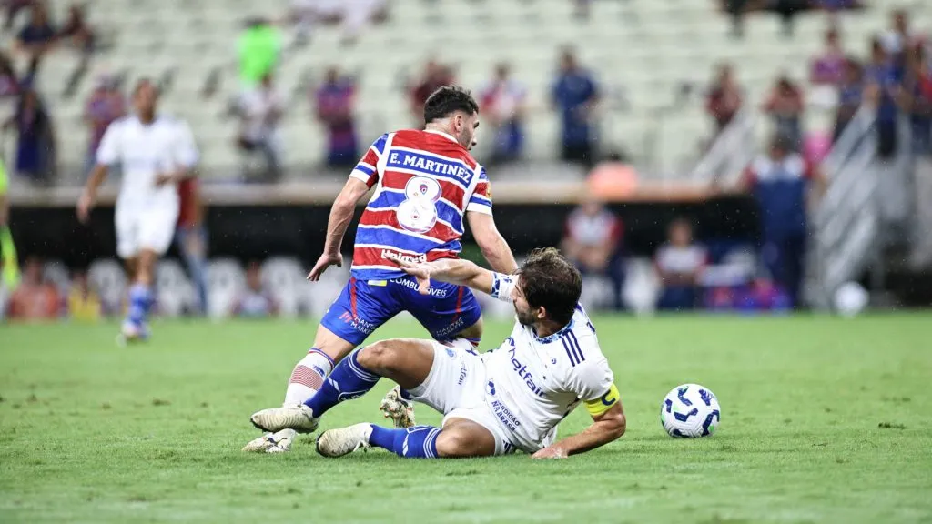 Martínez e Lucas Silva disputando a bola em Fortaleza x Cruzeiro – Foto: Baggio Rodrigues/AGIF