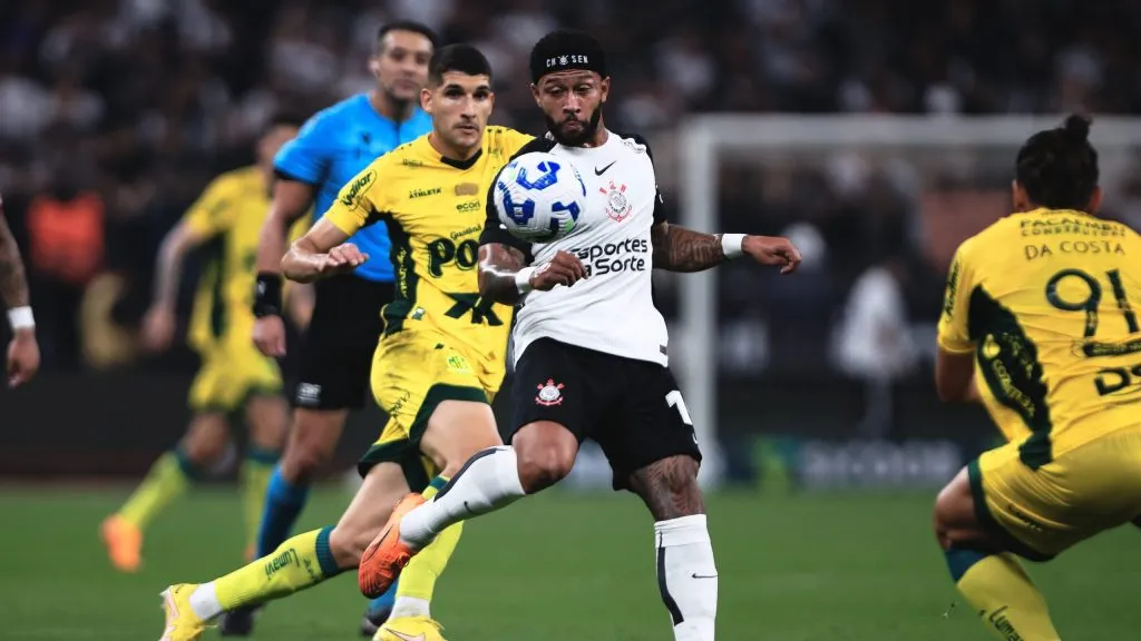 SP – SAO PAULO – 04/10/2025 – BRASILEIRO A 2025, CORINTHIANS X MIRASSOL – Memphis Depay jogador do Corinthians durante partida contra o Mirassol no estadio Arena Corinthians pelo campeonato Brasileiro A 2025. Foto: Ettore Chiereguini/AGIF