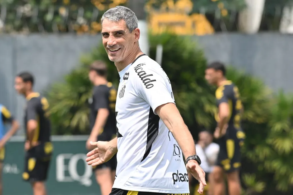 Vojvoda tecnico do Santos durante treino no Centro de Treinamento CT Rei Pele.   Foto: Jota Erre/AGIF