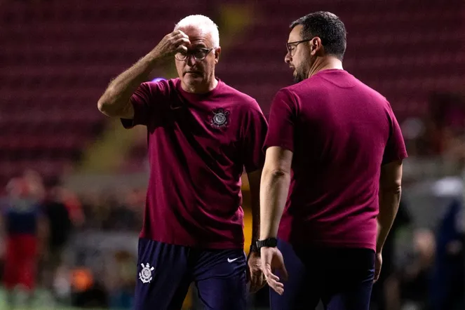Dorival Junior tecnico do Corinthians durante partida contra o Sport no estadio Ilha do Retiro pelo campeonato Brasileiro A 2025. Foto: Rafael Vieira/AGIF