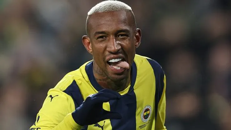 Talisca comemorando gol durante partida entre Fenerbahce e Trabzonspor, pelo Campeonato Turco. Foto: Ahmad Mora