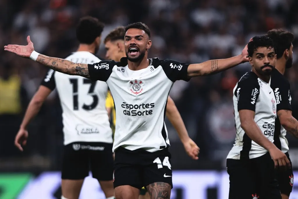 Raniele jogador do Corinthians reclama com a arbitragem durante partida contra o Mirassol no estadio Arena Corinthians pelo campeonato Brasileiro A 2025. Foto: Ettore Chiereguini/AGIF
