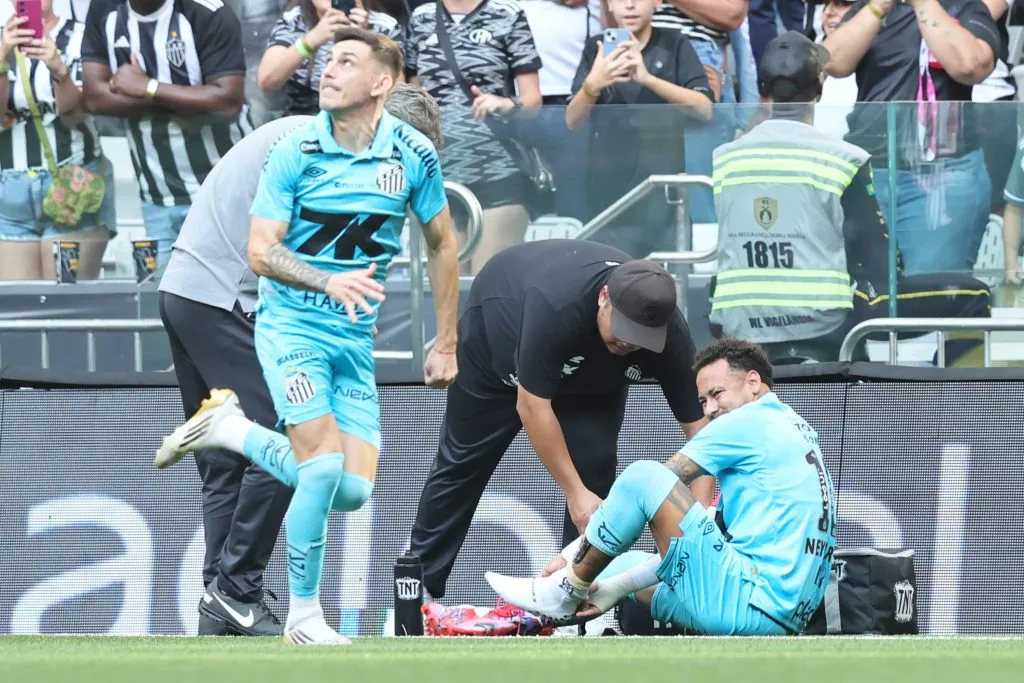 Neymar jogador do Santos sente lesao durante partida contra o Atletico-MG no estadio Arena MRV pelo campeonato Brasileiro A 2025. Foto: Gilson Lobo/AGIF
