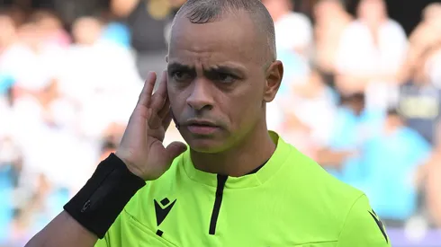 Árbitro Wilton Pereira Sampaio durante partida entre Santos e Fluminense, na Vila Belmiro, pelo Brasileirão.