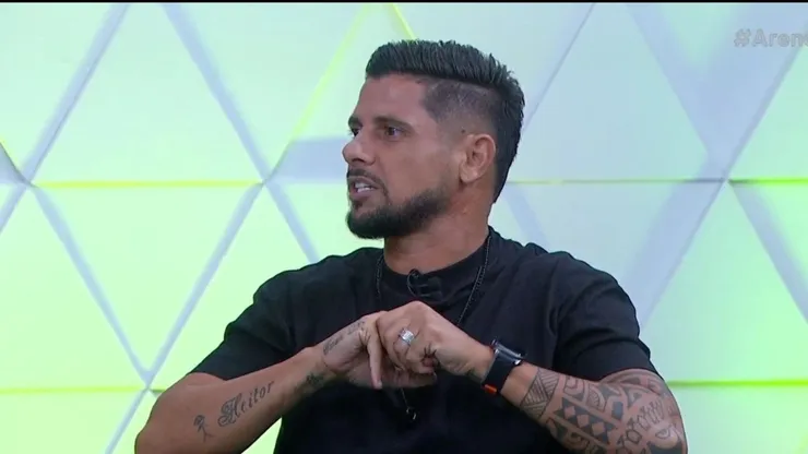 Cicinho prevê jogo de seis gols e vitória do Flamengo sobre Palmeiras — Foto ReproduçãoArena SBT
