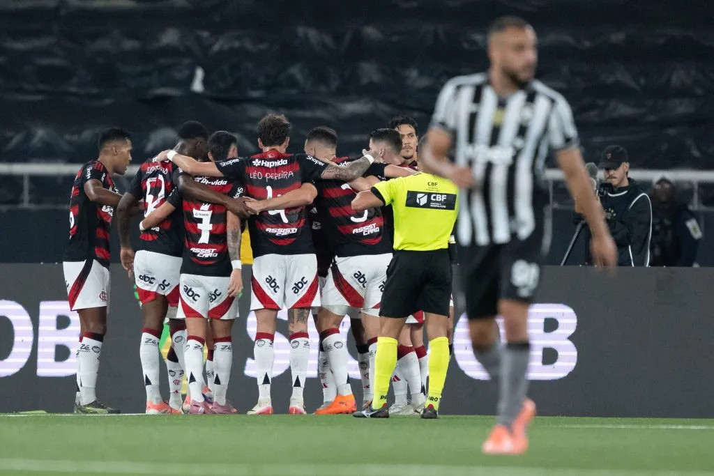 Pedro jogador do Flamengo comemora seu gol com jogadores do seu time durante partida contra o Botafogo no estadio Engenhao pelo campeonato Brasileiro A 2025. Foto: Jorge Rodrigues/AGIF