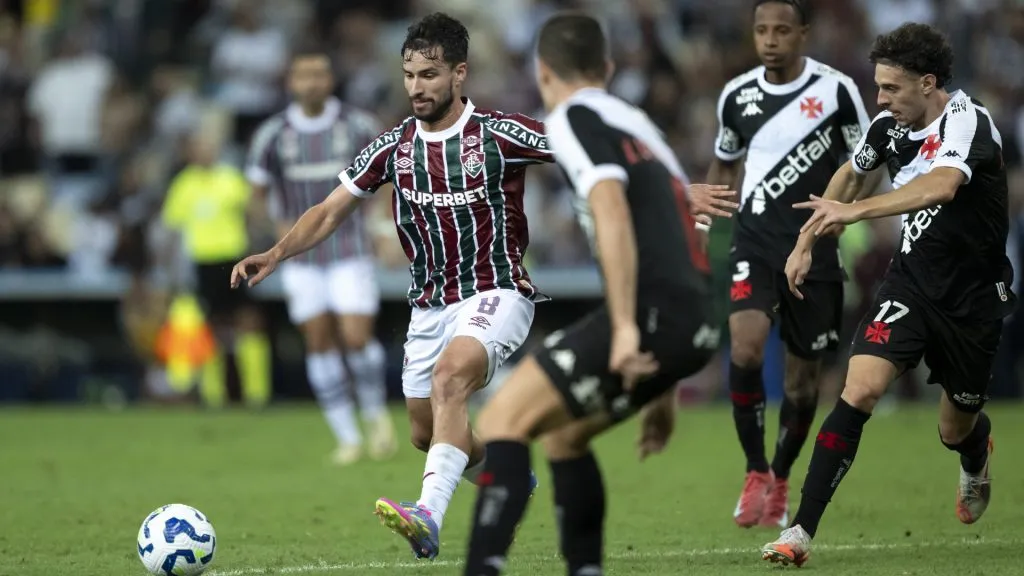 Martinelli e Nuno Moreira no último duelo entre os rivais – Foto: Jorge Rodrigues/AGIF