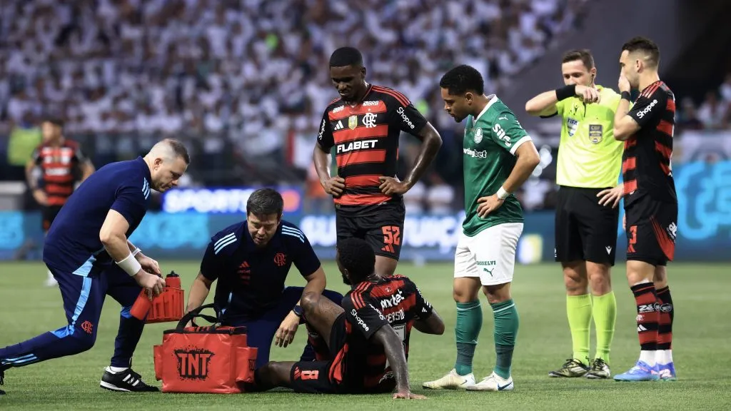 Gerson jogador do Flamengo deixa o campo durante partida contra o Palmeiras no estadio Arena Allianz Parque pelo campeonato Brasileiro A 2025. Foto: Marcello Zambrana/AGIF