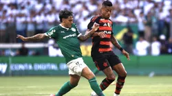 Facundo Torres jogador do Palmeiras disputa lance com Bruno Henrique jogador do Flamengo durante partida no estadio Arena Allianz Parque pelo campeonato Brasileiro A 2025. Foto: Marcello Zambrana/AGIF
