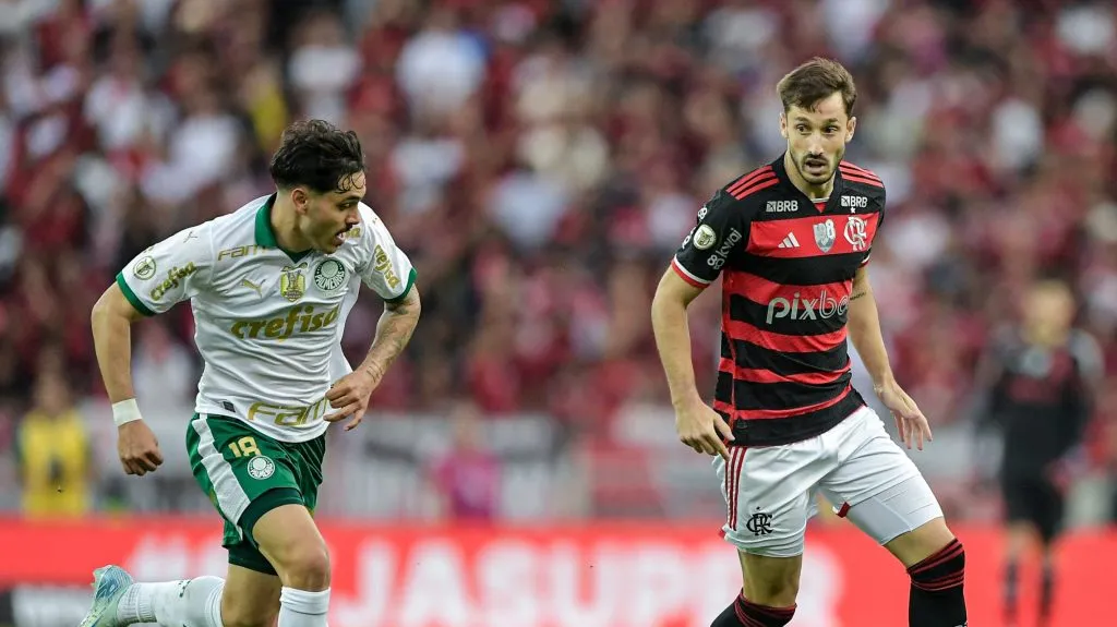 Vina jogador do Flamengo disputa lance com Mauricio jogador do Palmeiras durante partida no estadio Maracana pelo campeonato Brasileiro A 2024. Foto: Thiago Ribeiro/AGIF