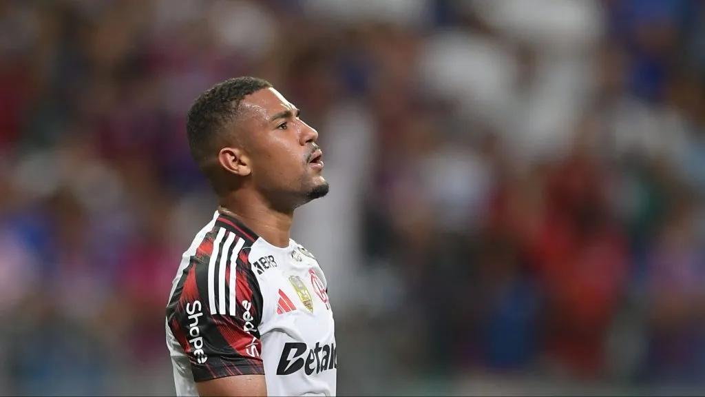 BA – SALVADOR – 05/10/2025 – BRASILEIRO A 2025, BAHIA X FLAMENGO – Samuel Lino jogador do Flamengo lamenta durante partida contra o Bahia no estadio Fonte Nova pelo campeonato Brasileiro A 2025. Foto: Jhony Pinho/AGIF