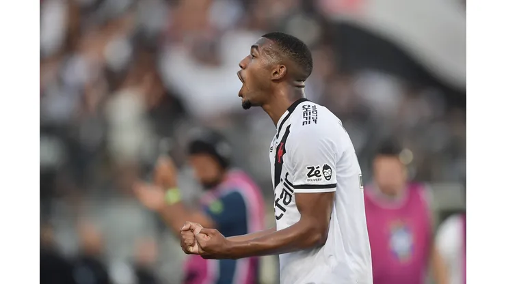 RJ - RIO DE JANEIRO - 05/10/2025 - BRASILEIRO A 2025, VASCO X VITORIA - Rayan jogador do Vasco comemora seu gol durante partida contra o Vitoria no estadio Sao Januario pelo campeonato Brasileiro A 2025. Foto: Thiago Ribeiro/AGIF