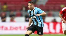 Arthur, volante do Grêmio em partida pelo campeonato brasileiro (Foto: Pedro H. Tesch/Getty Images)