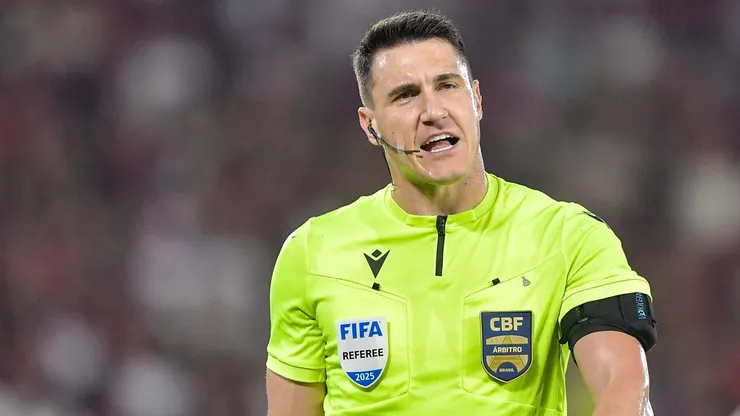 O arbitro Rafael Rodrigo Klein durante partida entre Flamengo e Vasco no estadio Maracana pelo campeonato Brasileiro A 2025. Foto: Thiago Ribeiro/AGIF
