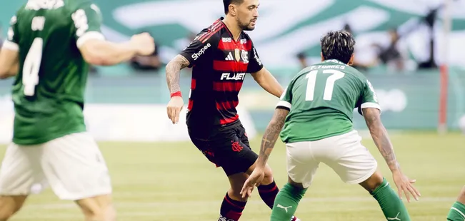 Arrascaeta do Flamengo disputa lance com Facundo Torres do Palmeiras – Foto: Adriano Fontes/Flamengo