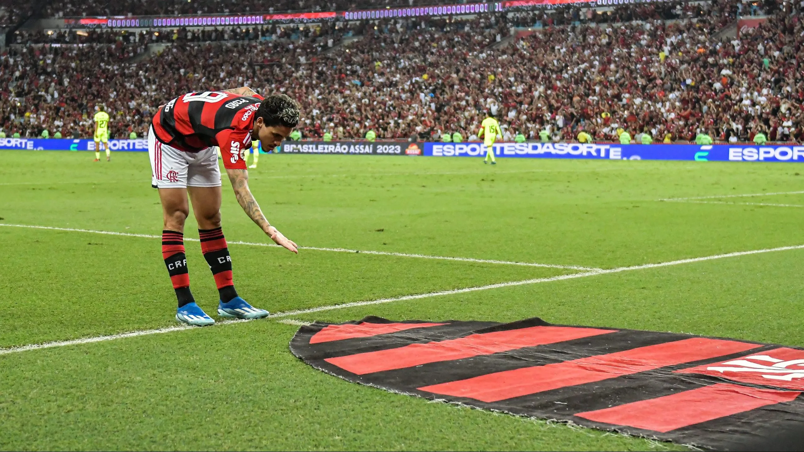 RJ – RIO DE JANEIRO – 08/11/2023 – BRASILEIRO A 2023, FLAMENGO X PALMEIRAS – Pedro jogador do Flamengo comemora seu gol durante partida contra o Palmeiras no estadio Maracana pelo campeonato Brasileiro A 2023. Foto: Thiago Ribeiro/AGIF