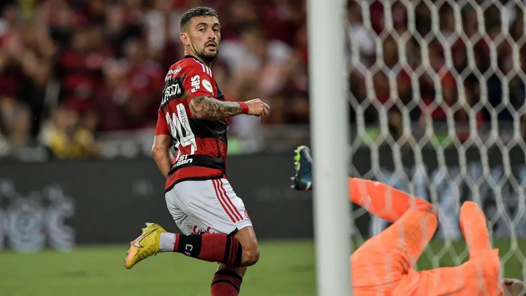 RJ – RIO DE JANEIRO – 08/11/2023 – BRASILEIRO A 2023, FLAMENGO X PALMEIRAS – Arrascaeta jogador do Flamengo comemora seu gol durante partida contra o Palmeiras no estadio Maracana pelo campeonato Brasileiro A 2023. Foto: Thiago Ribeiro/AGIF