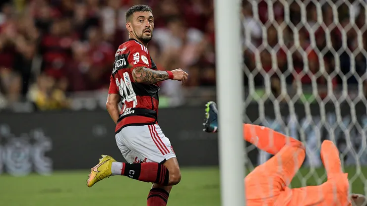 RJ - RIO DE JANEIRO - 08/11/2023 - BRASILEIRO A 2023, FLAMENGO X PALMEIRAS - Arrascaeta jogador do Flamengo comemora seu gol durante partida contra o Palmeiras no estadio Maracana pelo campeonato Brasileiro A 2023. Foto: Thiago Ribeiro/AGIF