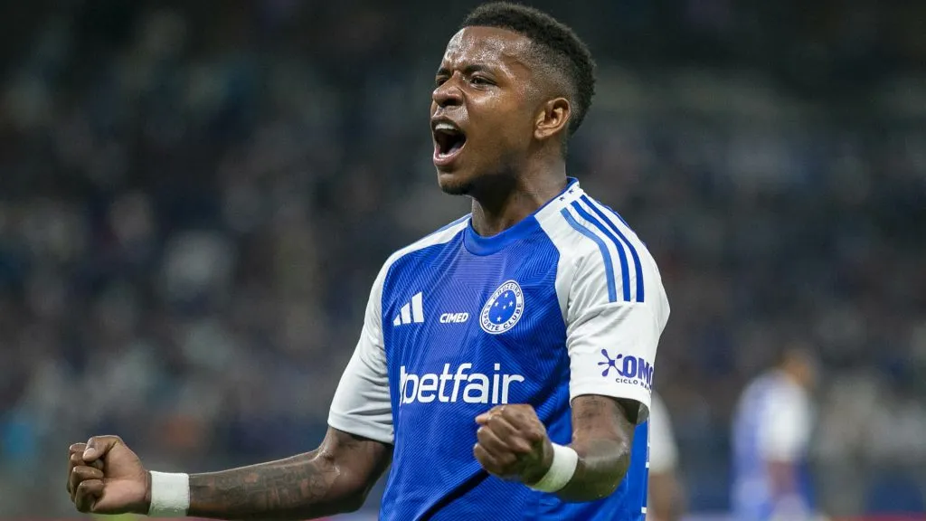 Keny Arroyo, jogador do Cruzeiro, durante partida contra o Fortaleza no estadio Mineirao pelo campeonato Brasileiro A 2025. Foto: Fernando Moreno/AGIF
