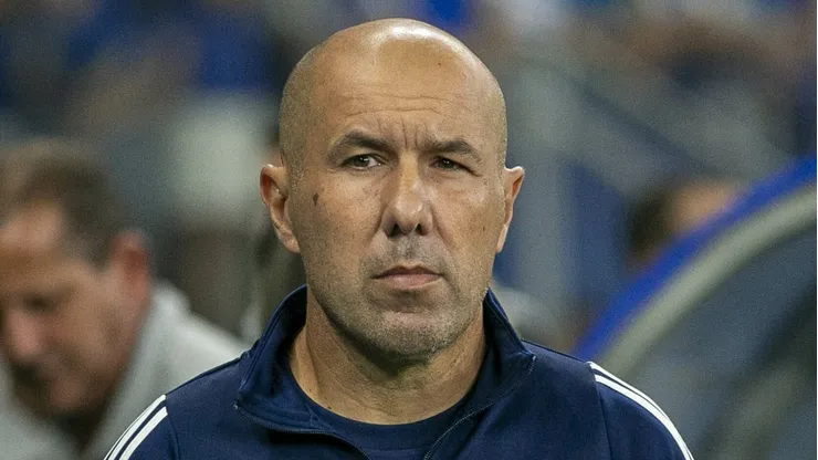 MG - BELO HORIZONTE - 18/10/2025 - BRASILEIRO A 2025, CRUZEIRO X FORTALEZA - Leonardo Jardim tecnico do Cruzeiro durante partida contra o Fortaleza no estadio Mineirao pelo campeonato Brasileiro A 2025. Foto: Fernando Moreno/AGIF