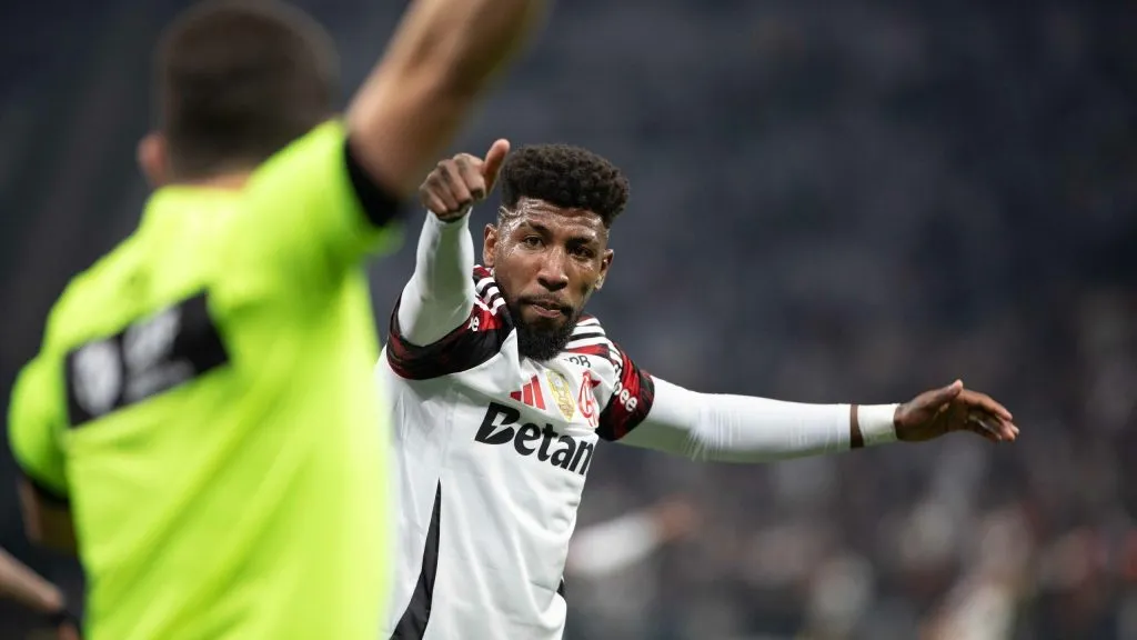 SP – SAO PAULO – 28/09/2025 – BRASILEIRO A 2025, CORINTHIANS X FLAMENGO – Emerson Royal jogador do Flamengo lamenta durante partida contra o Corinthians no estadio Arena Corinthians pelo campeonato Brasileiro A 2025. Foto: Joisel Amaral/AGIF