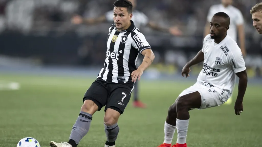 Arthur em campo pelo Botafogo contra o Ceará – Foto: Jorge Rodrigues/AGIF