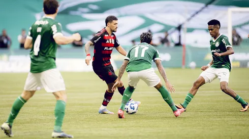 Flamengo e Palmeiras em partida pelo Brasileirão 2025 no Allianz Parque