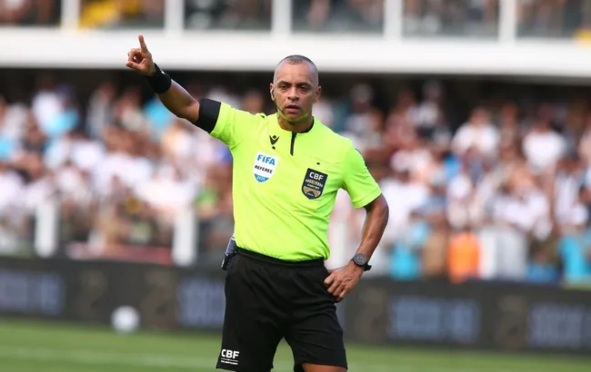 O arbitro Wilton Pereira Sampaio durante partida entre Santos e Fluminense no estadio Vila Belmiro pelo campeonato Brasileiro A 2025. Foto: Mauricio De Souza/AGIF