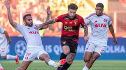 Disputa de bola no jogo do primeiro turno entre Inter x Sport