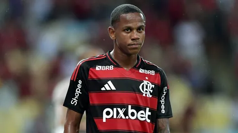 Wallace Yan em campo pelo Flamengo. Foto: Thiago Ribeiro/AGIF