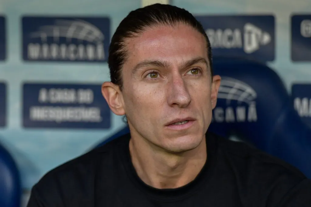 Filipe Luís decide não relacionar Viña para jogo contra o Palmeiras. Foto: Thiago Ribeiro/AGIF