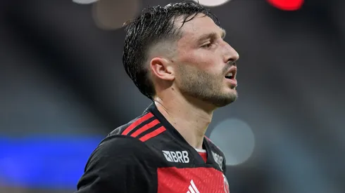 Viña não é relacionado para Flamengo x Palmeiras por opção de Filipe Luís.