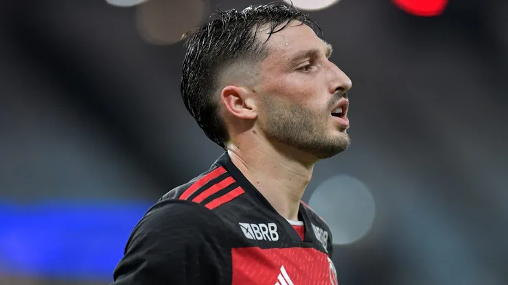 Viña não é relacionado para Flamengo x Palmeiras por opção de Filipe Luís.