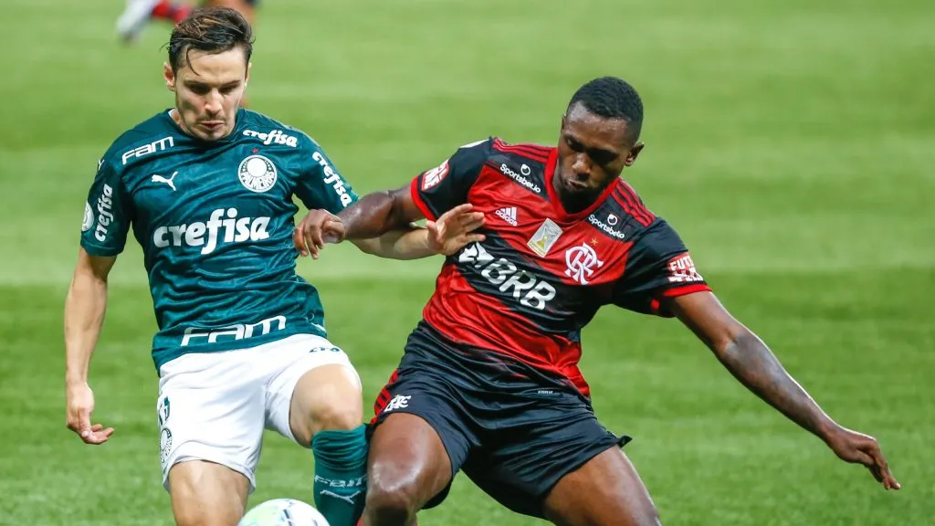 Raphael Veiga jogador do Palmeiras disputa lance com Ramon jogador do Flamengo durante partida no estadio Arena Allianz Parque pelo campeonato Brasileiro A 2020. Foto: Marcello Zambrana/AGIF