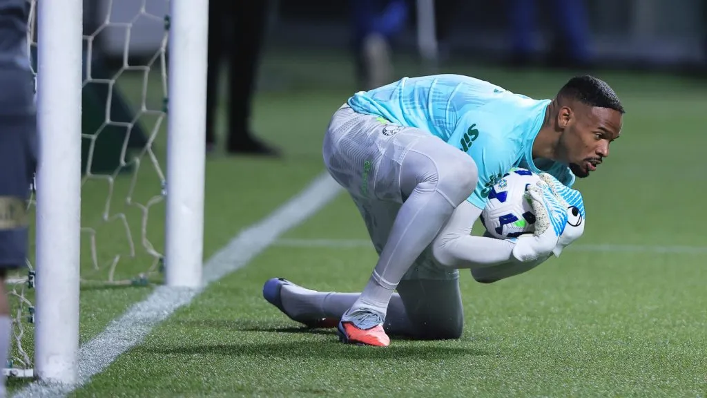 Carlos Miguel goleiro do Palmeiras durante aquecimento antes da partida contra o Sport no estadio Arena Allianz Parque pelo campeonato Brasileiro A 2025. Foto: Ettore Chiereguini/AGIF