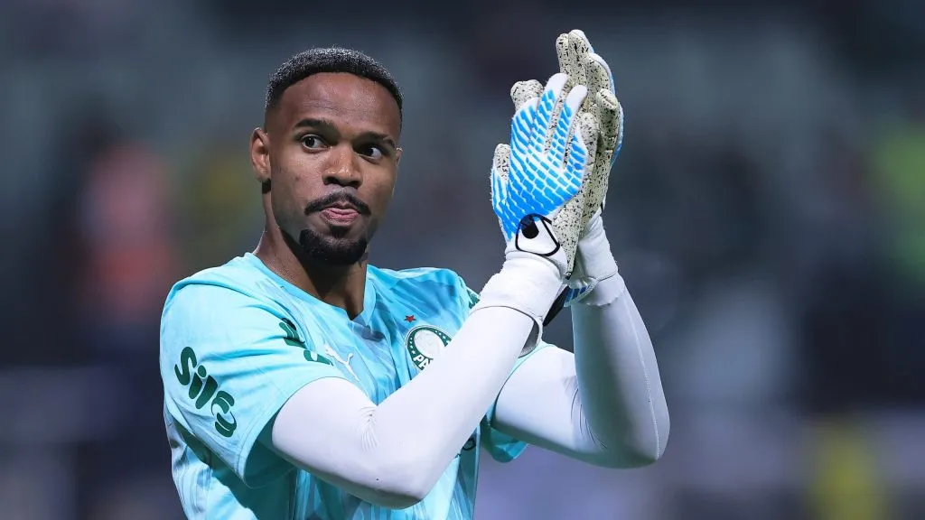Carlos Miguel goleiro do Palmeiras durante aquecimento antes da partida contra o Sport no estadio Arena Allianz Parque pelo campeonato Brasileiro A 2025. Foto: Ettore Chiereguini/AGIF