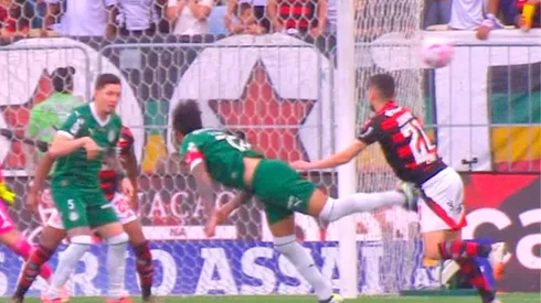 Possível pênalti em Gustavo Gómez durante Flamengo x Palmeiras. Foto: Reprodução/TV Globo