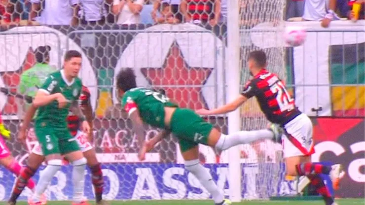 Possível pênalti em Gustavo Gómez durante Flamengo x Palmeiras. Foto: Reprodução/TV Globo