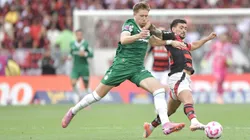 RJ - RIO DE JANEIRO - 19/10/2025 - BRASILEIRO A 2025, FLAMENGO X PALMEIRAS - Arrascaeta jogador do Flamengo disputa lance com Fuchs jogador do Palmeiras durante partida no estadio Maracana pelo campeonato Brasileiro A 2025. Foto: Thiago Ribeiro/AGIF