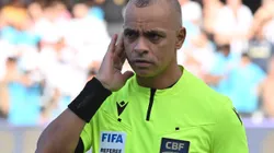 SP - SANTOS - 31/08/2025 - BRASILEIRO A 2025, SANTOS X FLUMINENSE - O arbitro Wilton Pereira Sampaio durante partida entre Santos e Fluminense no estadio Vila Belmiro pelo campeonato Brasileiro A 2025. Foto: Jota Erre/AGIF