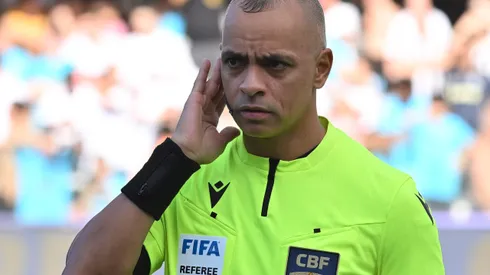 SP - SANTOS - 31/08/2025 - BRASILEIRO A 2025, SANTOS X FLUMINENSE - O arbitro Wilton Pereira Sampaio durante partida entre Santos e Fluminense no estadio Vila Belmiro pelo campeonato Brasileiro A 2025. Foto: Jota Erre/AGIF