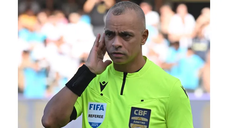 SP - SANTOS - 31/08/2025 - BRASILEIRO A 2025, SANTOS X FLUMINENSE - O arbitro Wilton Pereira Sampaio durante partida entre Santos e Fluminense no estadio Vila Belmiro pelo campeonato Brasileiro A 2025. Foto: Jota Erre/AGIF