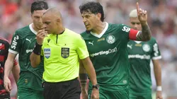 Gustavo Gómez e o árbitro Wilton Pereira Sampaio durante Flamengo x Palmeiras