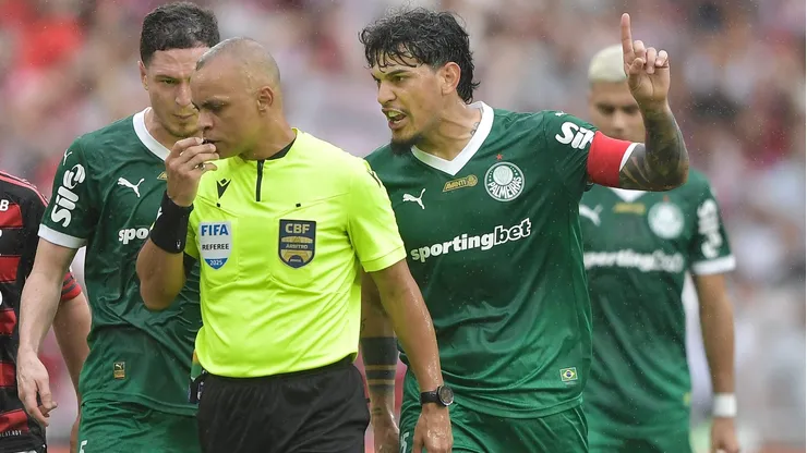 Gustavo Gómez e o árbitro Wilton Pereira Sampaio durante Flamengo x Palmeiras