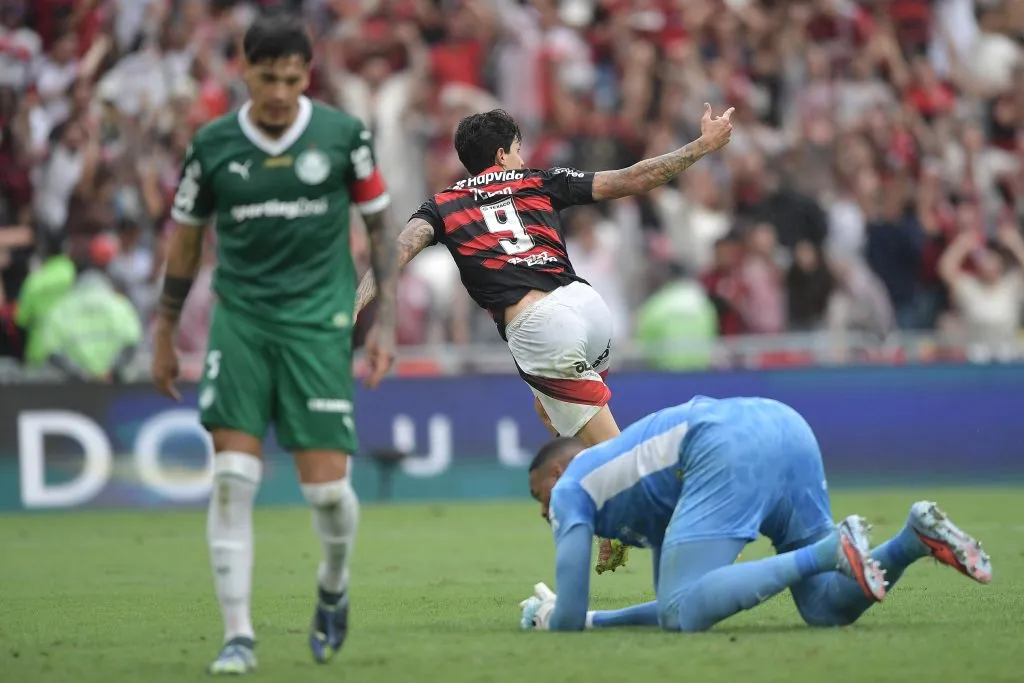 RJ – RIO DE JANEIRO – 19/10/2025 – BRASILEIRO A 2025, FLAMENGO X PALMEIRAS – Pedro jogador do Flamengo comemora seu gol durante partida contra o Palmeiras no estadio Maracana pelo campeonato Brasileiro A 2025. Foto: Thiago Ribeiro/AGIF