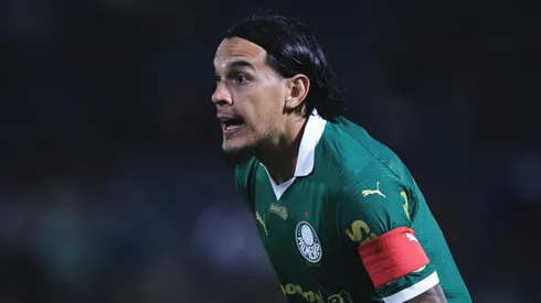 O zagueiro chamou atenção após o apito final