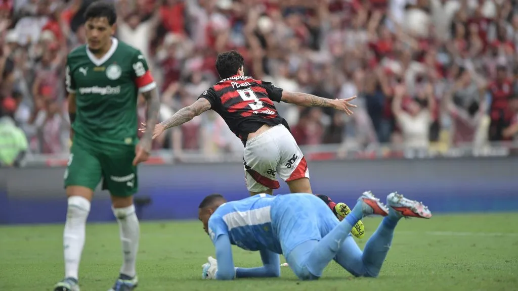 Pedro, jogador do Flamengo, comemora seu gol durante partida contra o Palmeiras no estadio Maracana pelo campeonato Brasileiro A 2025. Foto: Thiago Ribeiro/AGIF