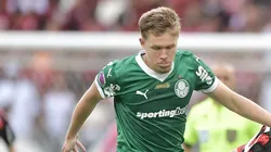 Arrascaeta jogador do Flamengo disputa lance com Fuchs jogador do Palmeiras - Foto: Thiago Ribeiro/AGIF