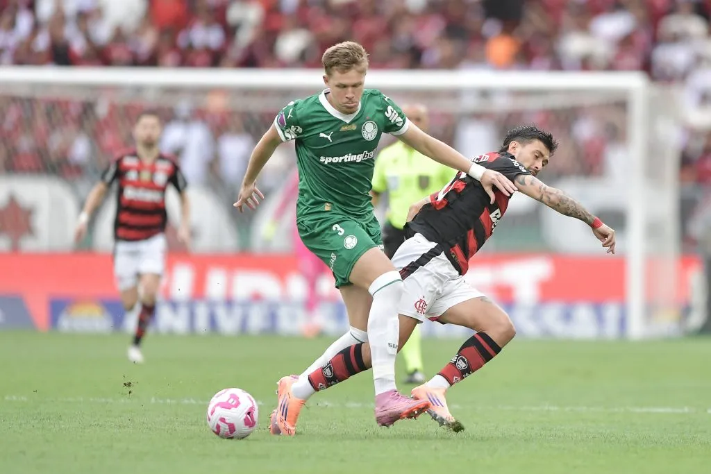 Arrascaeta jogador do Flamengo disputa lance com Fuchs jogador do Palmeiras durante partida no estadio Maracana pelo campeonato Brasileiro A 2025. Foto: Thiago Ribeiro/AGIF