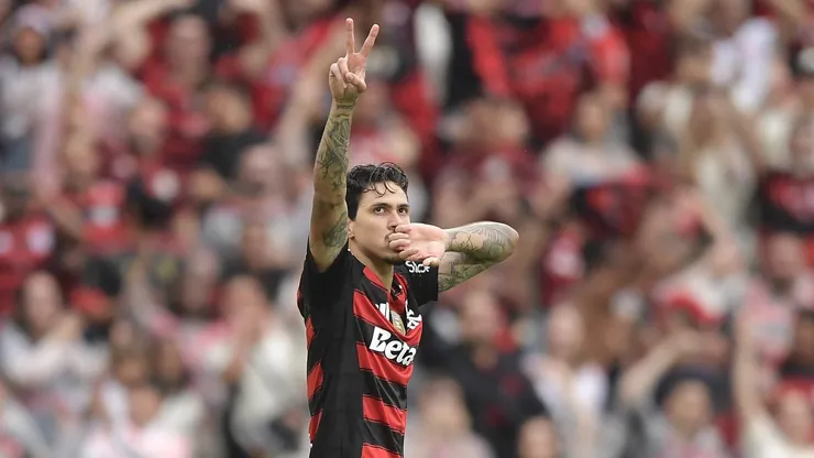 RJ - RIO DE JANEIRO - 19/10/2025 - BRASILEIRO A 2025, FLAMENGO X PALMEIRAS - Pedro jogador do Flamengo comemora seu gol durante partida contra o Palmeiras no estadio Maracana pelo campeonato Brasileiro A 2025. Foto: Thiago Ribeiro/AGIF